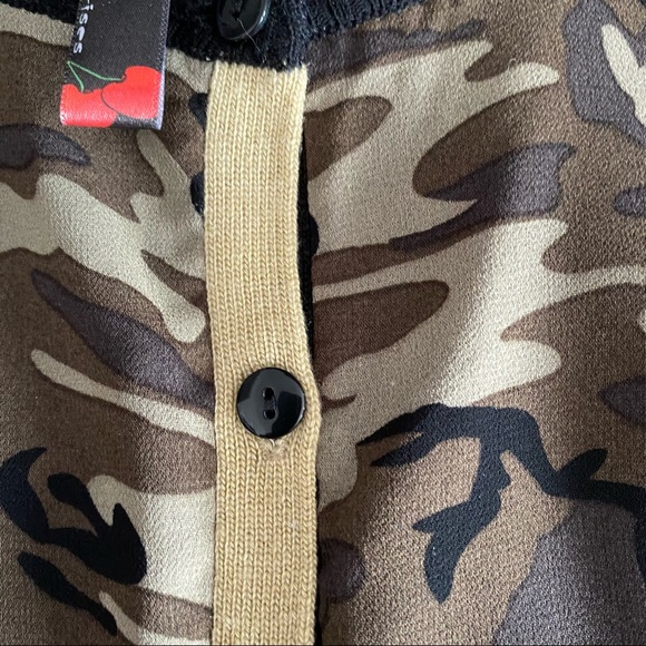 CAMO BUTTON DOWN SWEATER BY LE TEMPS DES CERISES - Picture 9 of 9